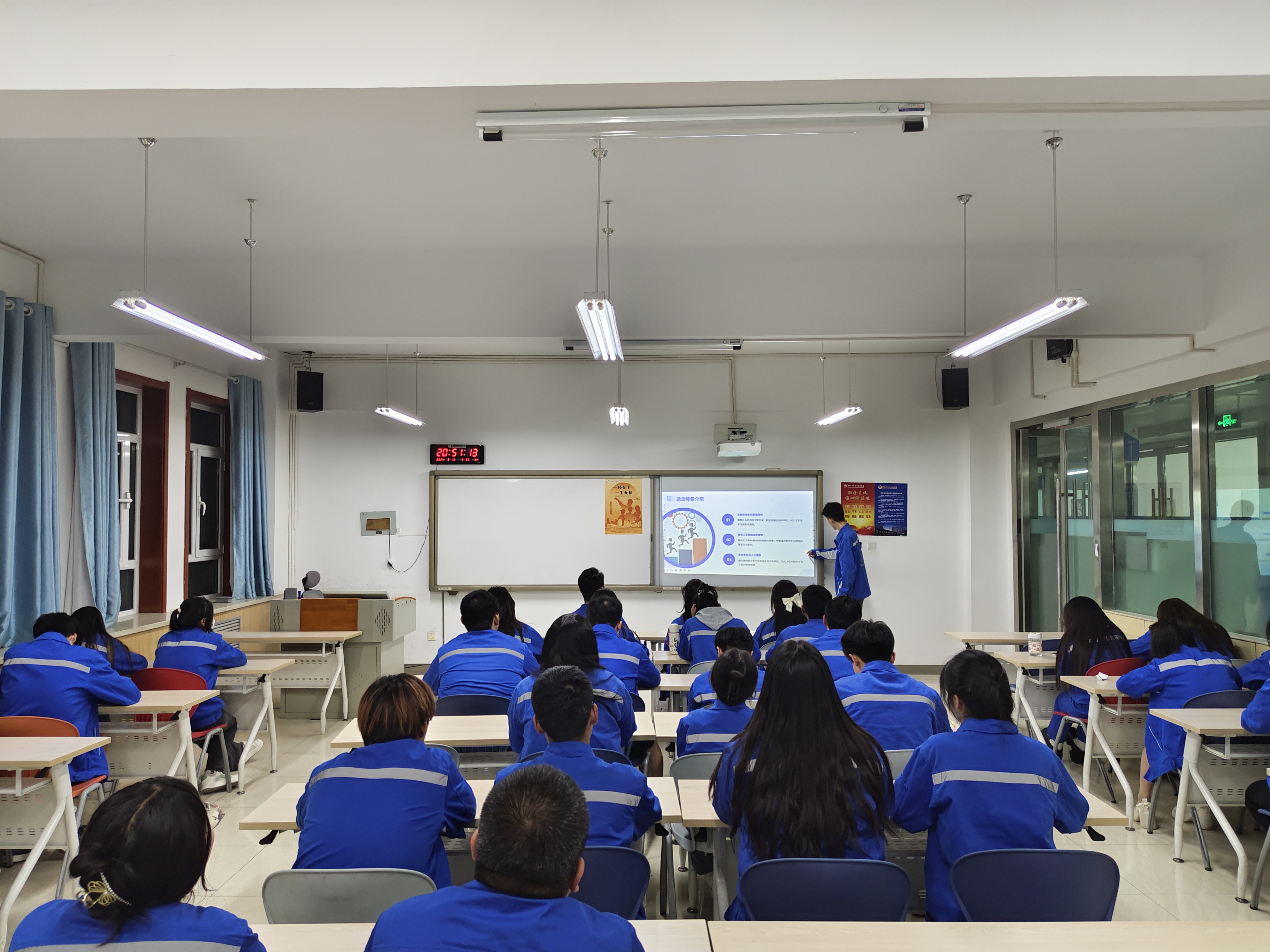 1-伟德各班级员工参加职业教育活动周--职业力量：展现自我，成就未来演讲宣传活动.jpg